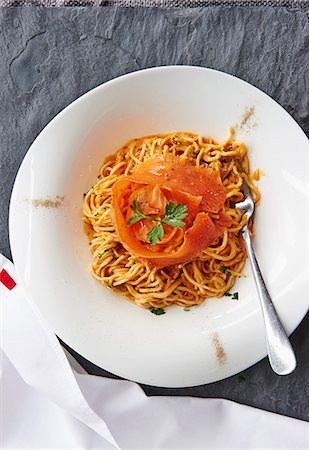 Tagliolini with smoked salmon Foto de stock - Sin royalties Premium, Código: 659-07959240