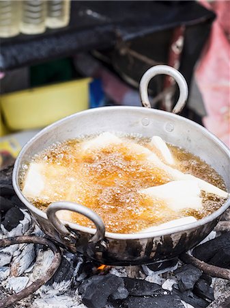 simsearch:659-08420066,k - Deep-fried casava in hot oil at a local market on Zanzibar Foto de stock - Royalty Free Premium, Número: 659-07959278