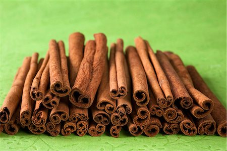 simsearch:659-07959811,k - A stack of cinnamon sticks on a green surface Stockbilder - Premium RF Lizenzfrei, Bildnummer: 659-07959286