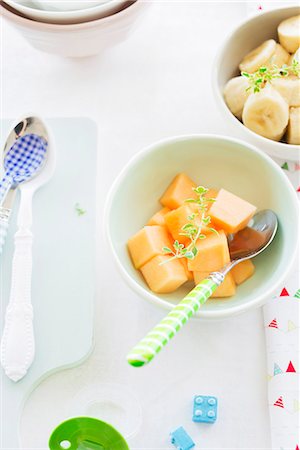 Fresh, diced melon and bananas for babies Photographie de stock - Premium Libres de Droits, Code: 659-07959283