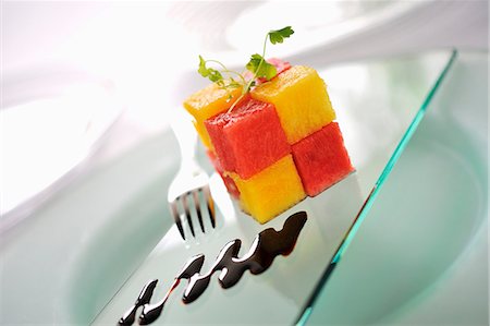 Diced melon with balsamic vinegar Photographie de stock - Premium Libres de Droits, Code: 659-07959290