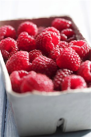 simsearch:659-03537384,k - Raspberries in a paper punnet Foto de stock - Royalty Free Premium, Número: 659-07959304