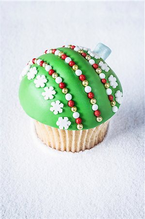 simsearch:659-06184200,k - A green Christmas bauble cupcake Photographie de stock - Premium Libres de Droits, Code: 659-07959320