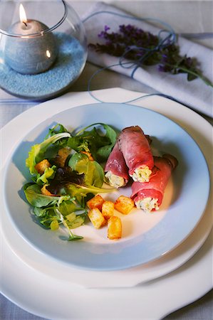 roastbeef - Roast beef rolls with a green salad and croutons Photographie de stock - Premium Libres de Droits, Code: 659-07959332