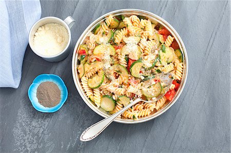 Fusilli bake with minced meat, courgette, tomatoes and Parmesan Foto de stock - Sin royalties Premium, Código: 659-07959341