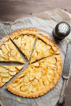 pomiferous fruit - Apple tart, sliced (seen from above) Stock Photo - Premium Royalty-Free, Code: 659-07959359