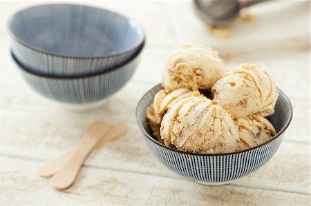 streusel - Balls of rhubarb crumble ice cream in a blue bowl Stock Photo - Premium Royalty-Free, Code: 659-07959351