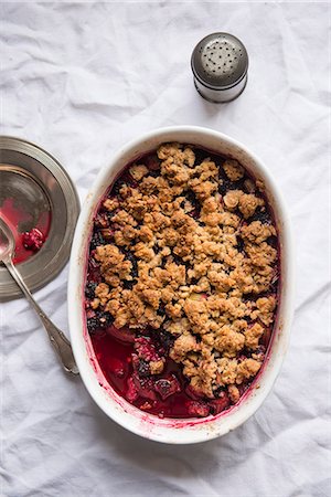 simsearch:659-08419815,k - Mixed Berry Crumble in Baking Dish with Spoon Fotografie stock - Premium Royalty-Free, Codice: 659-07959360