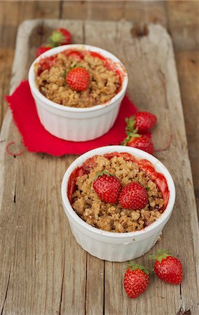Mini strawberry crumble bakes Foto de stock - Sin royalties Premium, Código: 659-07959373