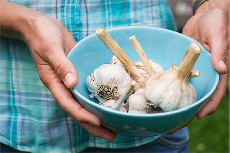 simsearch:659-06903197,k - A girl holding self-picked garlic in a blue bowl Photographie de stock - Premium Libres de Droits, Code: 659-07959383