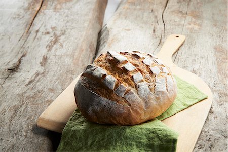 simsearch:659-03537037,k - A round loaf of potato flake bread Photographie de stock - Premium Libres de Droits, Code: 659-07959405