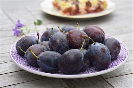 prunus domestica - Fresh plums on plate Foto de stock - Sin royalties Premium, Código: 659-07959407