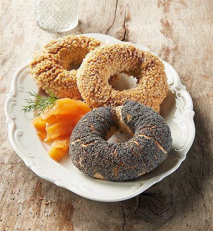 Three different bagels with smoked salmon and dill Photographie de stock - Premium Libres de Droits, Code: 659-07959401