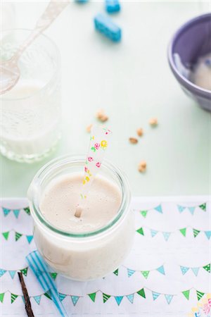 simsearch:659-06188112,k - Banana and milk smoothie as baby food Photographie de stock - Premium Libres de Droits, Code: 659-07959424