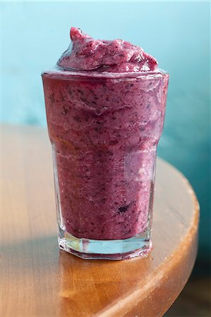 simsearch:659-06187689,k - A blueberry and banana smoothie with apple juice Foto de stock - Royalty Free Premium, Número: 659-07959422