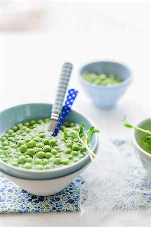 simsearch:659-07597033,k - Peas in a bowl of water Fotografie stock - Premium Royalty-Free, Codice: 659-07959434