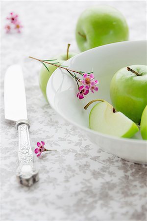 simsearch:659-06186831,k - Granny Smith apples with pink flowers Photographie de stock - Premium Libres de Droits, Code: 659-07959430