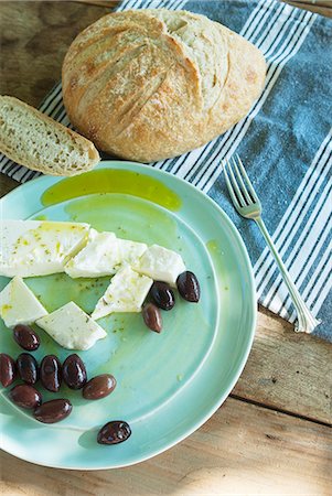 Sheep's cheese and black olives with olive oil and country bread Photographie de stock - Premium Libres de Droits, Code: 659-07959448