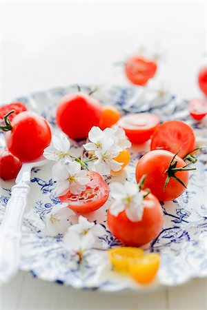 simsearch:659-08940397,k - Grape tomatoes, cherry tomatoes and white cherry blossom Photographie de stock - Premium Libres de Droits, Code: 659-07959440