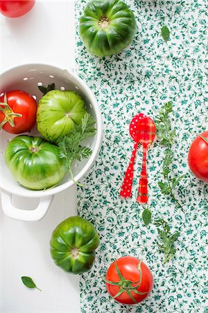 Red and green heirloom tomatoes Photographie de stock - Premium Libres de Droits, Code: 659-07959441