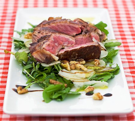 simsearch:659-02211986,k - Grilled beef steak on a bed of lettuce Foto de stock - Sin royalties Premium, Código: 659-07959459