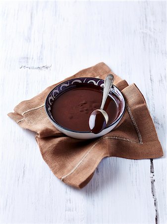 runny - A bowl of melted chocolate and a spoon Stock Photo - Premium Royalty-Free, Code: 659-07959451