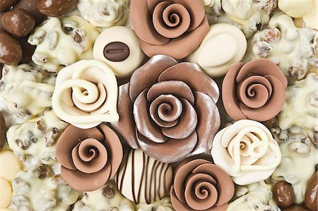 simsearch:649-06717144,k - An arrangement of chocolate flowers Photographie de stock - Premium Libres de Droits, Code: 659-07959465