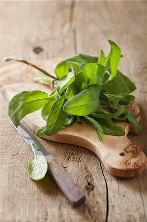simsearch:659-07027155,k - Fresh sage on a chopping board Photographie de stock - Premium Libres de Droits, Code: 659-07959472