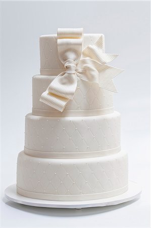 An elegant wedding cake with a white bow Photographie de stock - Premium Libres de Droits, Code: 659-07959486