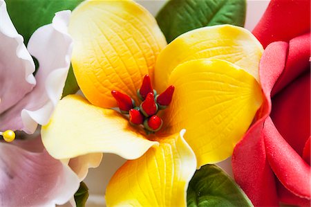 simsearch:659-06902197,k - A colourful sugar flower wreath Foto de stock - Sin royalties Premium, Código: 659-07959489