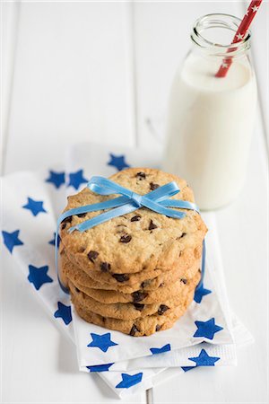 simsearch:659-06153839,k - Chocolate chip cookies tied with a bow Photographie de stock - Premium Libres de Droits, Code: 659-07959498