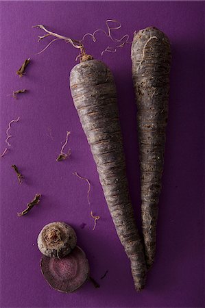 simsearch:659-07027507,k - Black carrots on a purple surface Foto de stock - Sin royalties Premium, Código: 659-07959518