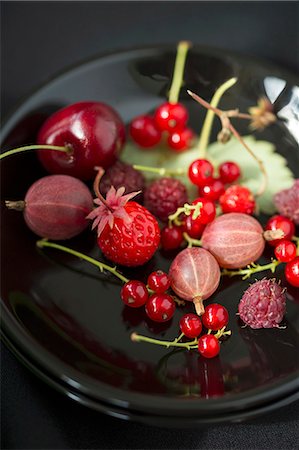 simsearch:659-07610119,k - Various berries on a plate (redcurrant, gooseberries, raspberries, wild strawberries and cherries) Photographie de stock - Premium Libres de Droits, Code: 659-07959525