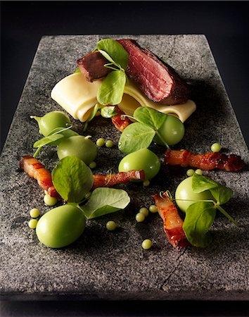 Pigeon with bacon, peas and tagliatelle Photographie de stock - Premium Libres de Droits, Code: 659-07959521