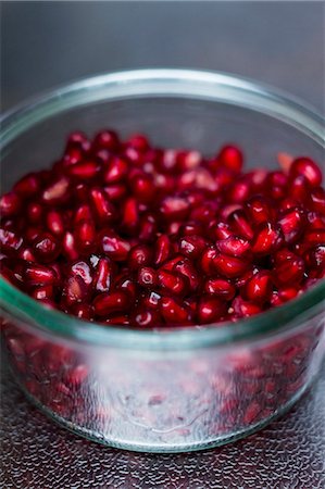 Pomegranate seeds in a glass jar Foto de stock - Sin royalties Premium, Código: 659-07959522