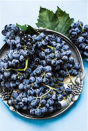 Blue grapes on a metal plate Stock Photo - Premium Royalty-Free, Code: 659-07959536