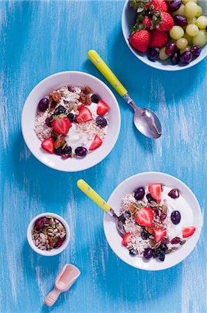 Muesli with yoghurt and berries (seen from above) Foto de stock - Sin royalties Premium, Código: 659-07959557