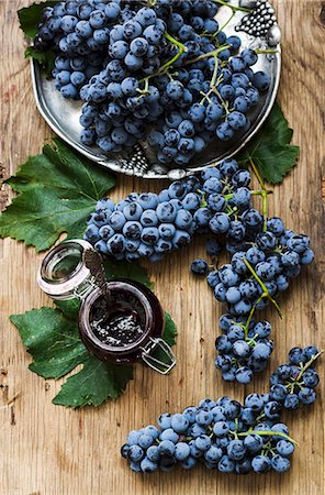 Blue grape jelly and fresh grapes Photographie de stock - Premium Libres de Droits, Code: 659-07959566