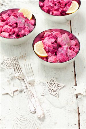 place setting on white - Herring salad with beetroot Stock Photo - Premium Royalty-Free, Code: 659-07959577