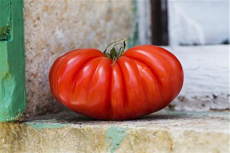 simsearch:659-07028412,k - A large beefsteak tomato on a window ledge Photographie de stock - Premium Libres de Droits, Code: 659-07959572