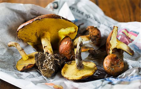 Fresh porcini mushrooms on a piece of newspaper Stock Photo - Premium Royalty-Free, Code: 659-07959573