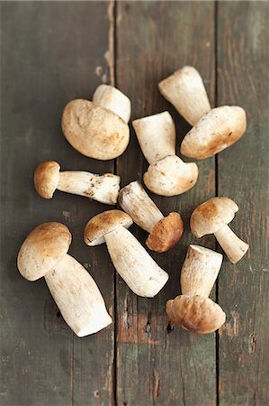 simsearch:659-07959588,k - Porcini mushrooms on a rustic wooden table Photographie de stock - Premium Libres de Droits, Code: 659-07959584