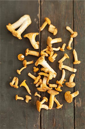 edible - Chanterelle mushrooms on a rustic wooden table Stock Photo - Premium Royalty-Free, Code: 659-07959588
