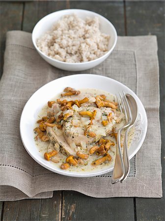 Pork loin in a creamy mushroom sauce with chanterelle mushrooms Photographie de stock - Premium Libres de Droits, Code: 659-07959593