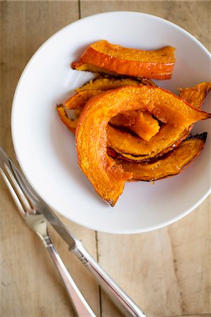 simsearch:659-08419121,k - Baked Hokkaido pumpkin wedges Foto de stock - Sin royalties Premium, Código: 659-07959619