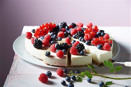 simsearch:659-09125002,k - Cream cheese cake with berries, sliced Foto de stock - Sin royalties Premium, Código: 659-07959626