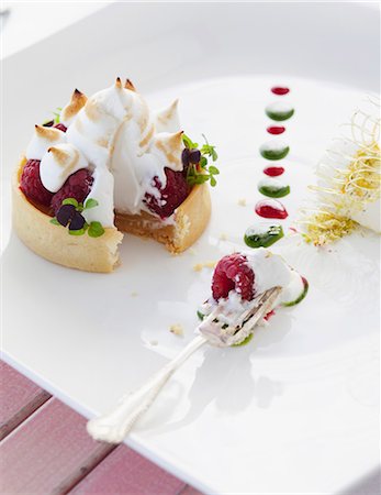 Raspberry tartlet topped with meringue Foto de stock - Sin royalties Premium, Código: 659-07959629