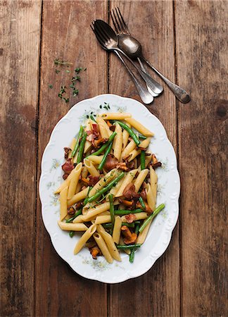 Pasta with green beans, bacon and chanterelle mushrooms Photographie de stock - Premium Libres de Droits, Code: 659-07959623
