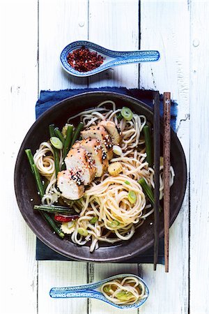 simsearch:659-07027390,k - Chicken breast with spring onions and chilli peppers on a bed of noodles (Asia) Foto de stock - Sin royalties Premium, Código: 659-07959637