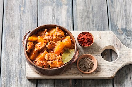 simsearch:659-06372888,k - Chicken and potato goulash in a ceramic bowl Stock Photo - Premium Royalty-Free, Code: 659-07959646